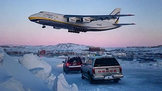 Antonov 124 liefert Triebwerk für Swiss-Boeing 777 nach Kanada