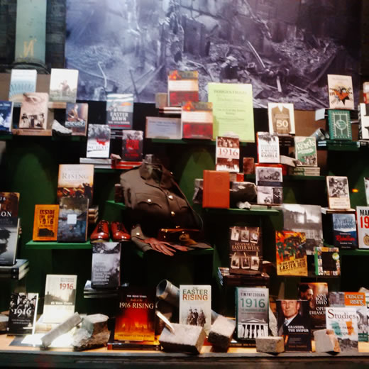 Irlands Kultur der Erinnerung. Bücher über den Osteraufstand 1916, dem Beginn des irisch-nationalen Befreiungskampfes im Schaufenster einer Buchhandlung im Univiertel