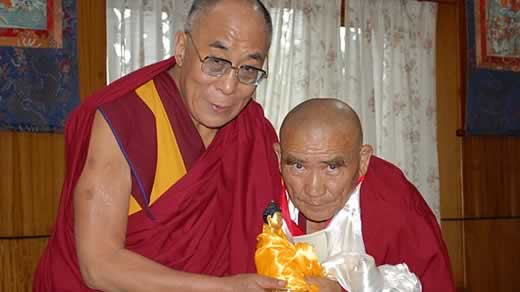 Das Oberhaupt der russischen Buddhisten Tenzen Tsultrim (r.) ist gestorben, hier mit dem Dalai Lama (l.)
