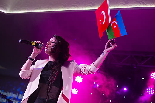 Dilara Kazimova tritt in Kopenhagen für Aserbaidschan an, sieht sich offenbar aber auch als inoffizielle Vertreterin der Türkei