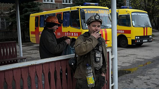 Bergarbeiter vor dem Eingang zu einem Schacht in Donezk