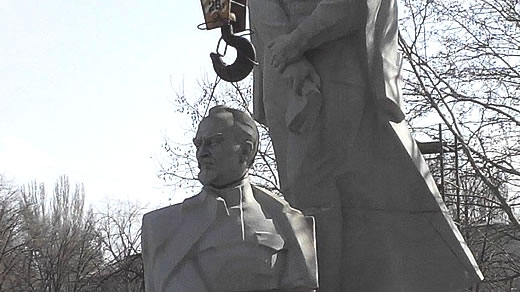 Felix Dserschinski in Saporoshje ohne Kopf - das Denkmal wird abmontiert