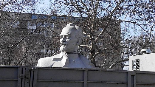 Ukrainer demontieren 40 Tonnen Denkmal von Felix Dserschinski in Saporoshje