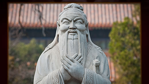 Statue des Konfuzius vor seinem Tempel in Beijing.