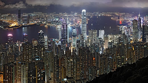 Hongkong bei Nacht – als Glitzermetropole und Lieferant von Billigprodukten ist die Stadt am chinesischen Perlfluss seit vielen Jahrzehnten in aller Welt bekannt.
Foto: Wikipedia, Base64