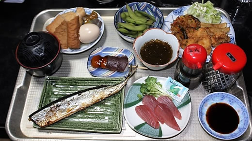 Japanisches Frühstück, so wird es typischerweise in den Herbergen zum Frühstück gereicht. Foto: Bauer.