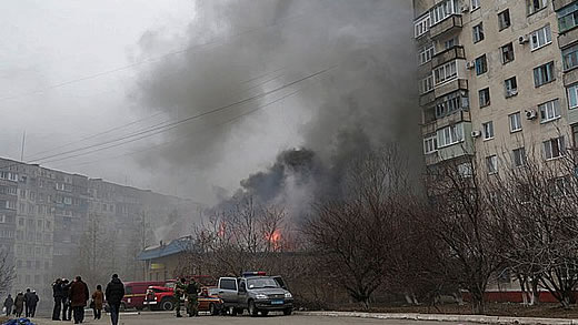 Raketen aus dem berüchtigten Mehrfachraketenwerfer "Grad" schlugen in Mariupol mitten in einem Wohnviertel ein