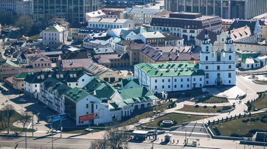 Die Altstadt von Minsk  mit Heilig-Geist-Kathedrale und Palast der Republik aus der Luft