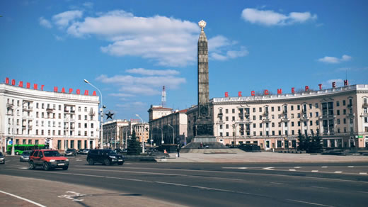 Siegesplatz mit Obelisk zur Erinnerung an die Toten des Zweiten Weltkriegs