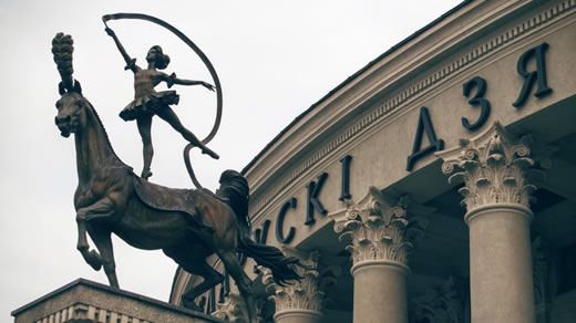 Vor dem Weirussischen Staatszirkus, Minsk