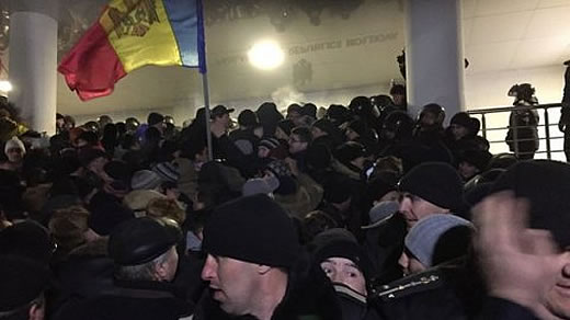 Proteste in der Republik Moldau: Demonstranten stürmen Parlament