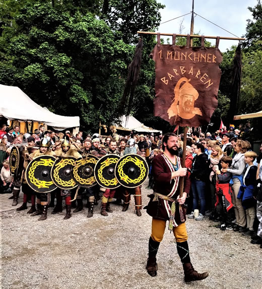 Traditionalisten in Bayern: Trotz des totalen Sieges der Mnchner Grnen bei der Europawahl 2019 marschieren die Mnchner Barbaren in Kaltenberg  beim Ritterturnier wie zur Zeit der Vlkerwanderung (Bild: Erik T.E. Hoffmann-Plesch)